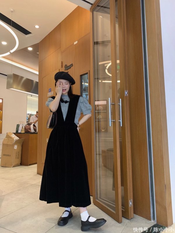 炒股配资网选 原来背带裙可以这么优雅！｜小个子OOTD
